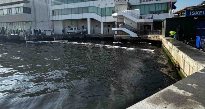 İzmir Büyükşehir'den Karşıyaka'da siyah renkli yağ tabakasına müdahale