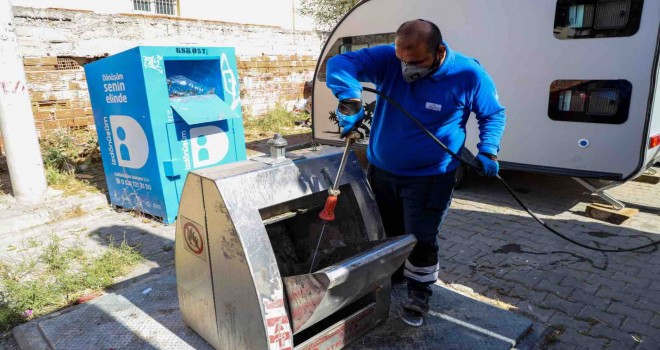 Karşıyaka’da çöp konteynerleri ilaçlanıyor