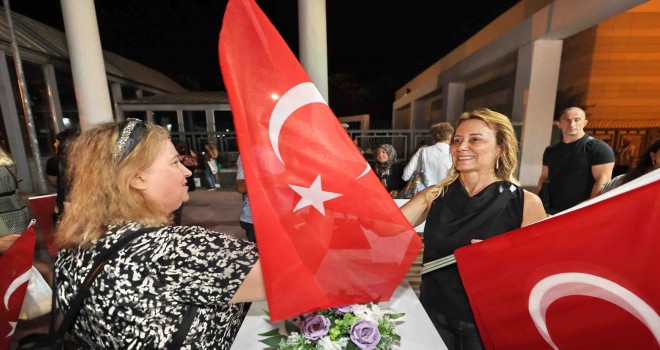 Başkan Mutlu’dan ziyaretçilere anlamlı hediye