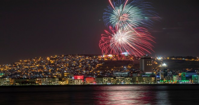 İzmir’de 100.yıl coşkusuyla yer gök aydınlandı