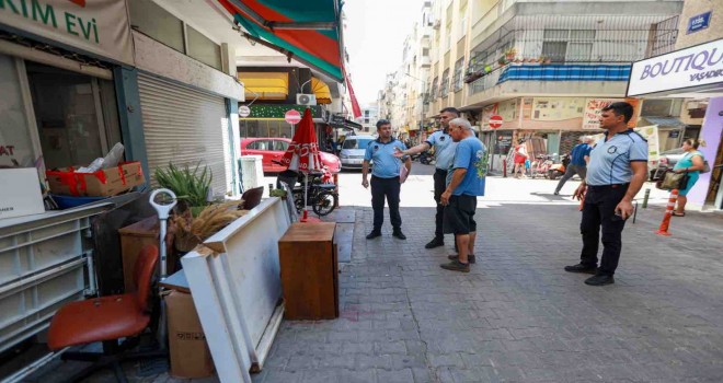 Karşıyaka'da zabıta ekipleri iş başında