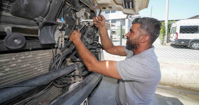 Gaziemir Belediyesi araçlarını atölyelerinde tamir ederek tasarruf sağlıyor