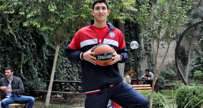 İzmir Üniversitesi Basketbol'un genç devi