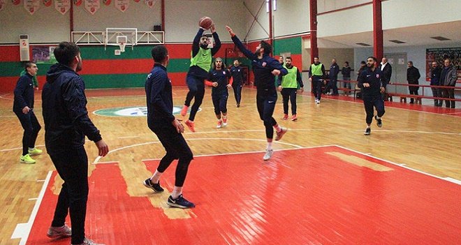 Kar yağınca Karşıyakalı futbolcular basket oynadı!..