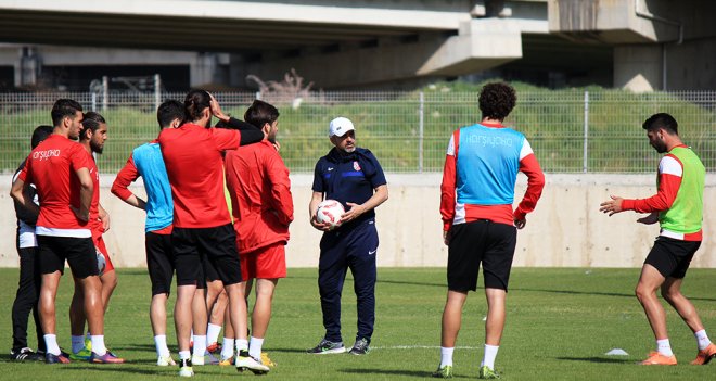 Karşıyaka, Eyüpspor'u ağırlıyor