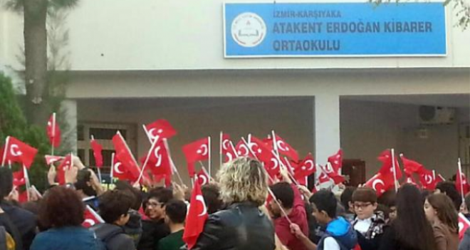 Atakent Erdoğan Kibarer Ortaokulu'nda bayrak töreni yeri değişti
