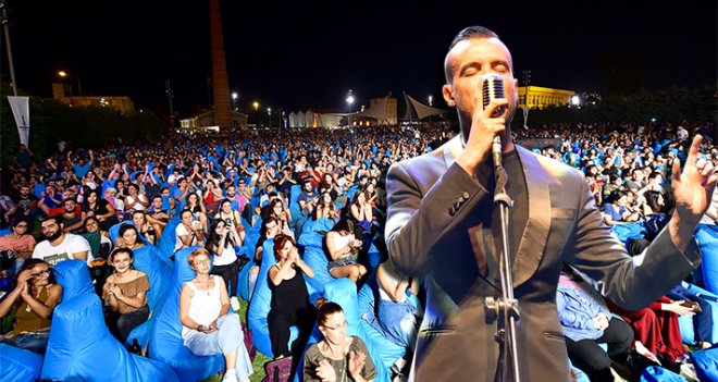 Çim Konserleri, bu yıl Cem Adrian ile açılışı yaptı...