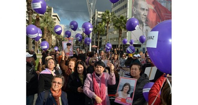 İzmirli kadınlar “mor balonlarla” sahaya indi