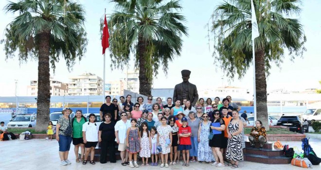 Çiğlili kadın ve çocuklar denizle buluştu