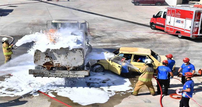 İzmir İtfaiyesi’nde sağlıkçılar hayat kurtarıyor
