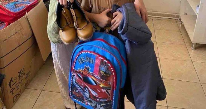 Bayraklı Belediyesi'nden öğrencilere kırtasiye ve kıyafet desteği