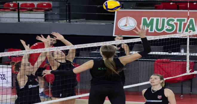 Endo Karşıyaka, İstanbul Büyükşehir Belediyespor'u ağırlıyor