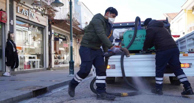 Çeşme’de larva ilaçlama çalışmaları aralıksız sürüyor