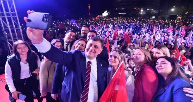 CHP'liler sonuçları Cumhuriyet Meydanı'nda kutladı