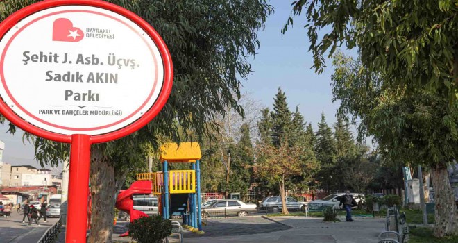 Bayraklı’nın parklarında tabelalar yenilendi