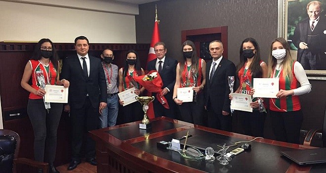 Kaymakam Çalışır, Evinin Sultanlarının şampiyonunu kutladı