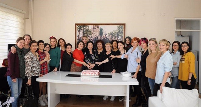 Karşıyaka Halk Eğitim Merkezi'nde 8 Mart için pasta kestiler...