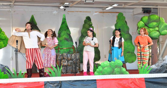 Çiğli mahallelerinde çocuk tiyatrosu sahneleniyor