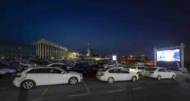 Nostaljik arabalı sinema etkinliği moral oldu