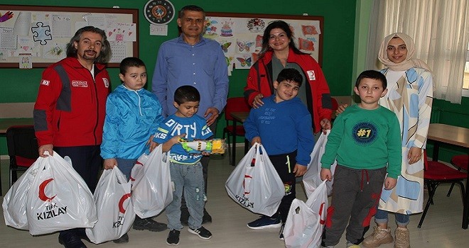 Bayraklı Kızılay otizm gününde özel öğrencileri sevindirdi