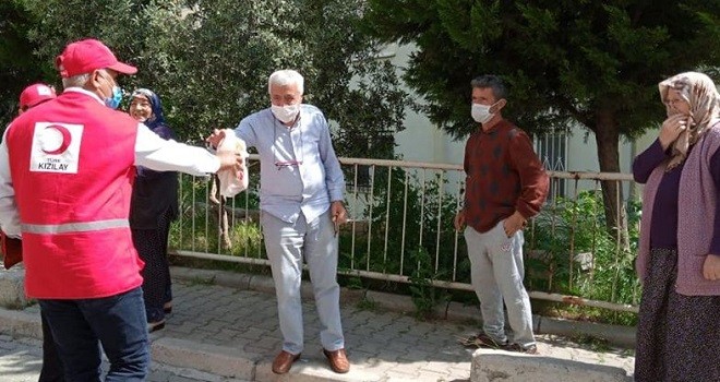 Türk Kızılay Karşıyaka Şubesi'nden ücretsiz iftar yemeği ve pide...