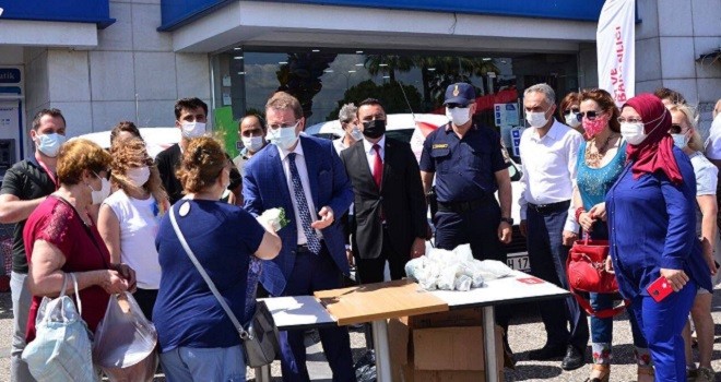 Karşıyakalı kadınlara domates fidesi dağıtıldı...