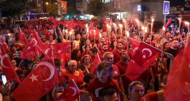 Karşıyakalılar Fener Alayı'nda tek ses tek yürek oldular