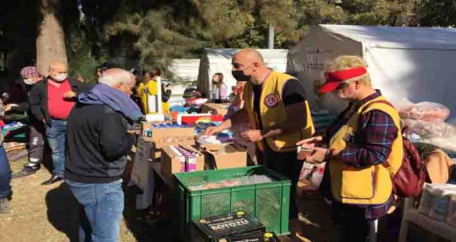 Deprem için  “İyilik Stantları “ kurdular, 24 saat hizmet ediyorlar