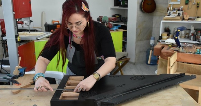 15 Yıldır Karşıyaka'daki atölyesinde kanun üretiyor