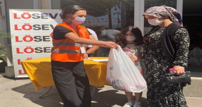 LÖSEV'in İzmir'de et dağıtımı devam ediyor