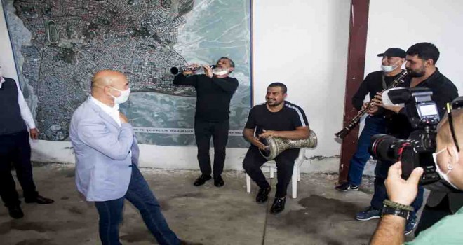 Roman müzisyenlerden Başkan Soyer'e sürpriz