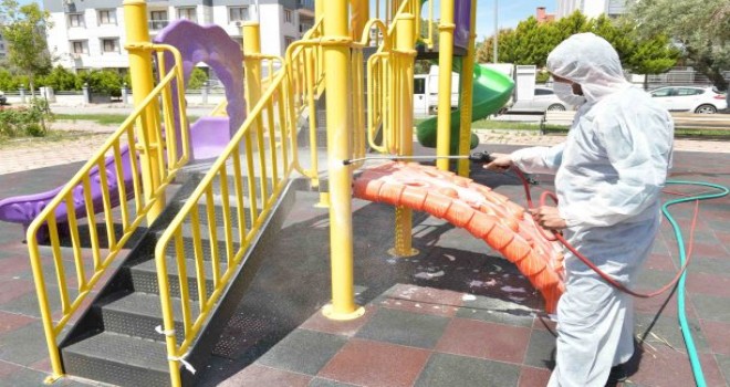 Çiğli’deki parklarda dezenfeksiyon çalışmaları yoğunlaştı