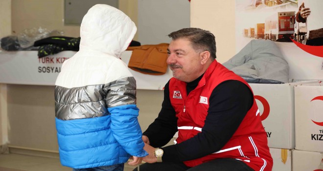 Türk Kızılay Karşıyaka’dan, ihtiyaç sahiplerine kışlık kıyafet yardımı