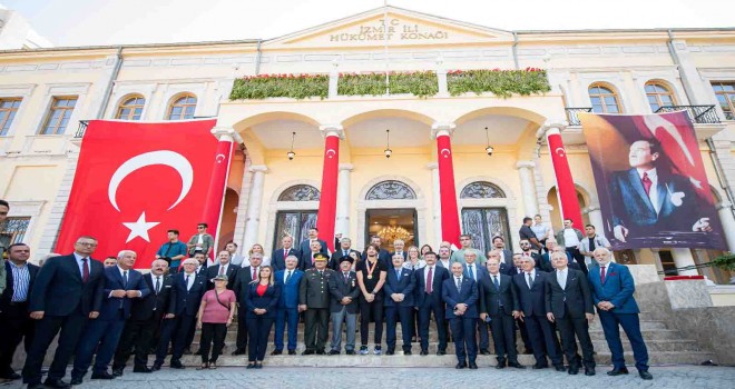 Konak Meydanı’nda temsili bayrak töreni yapıldı