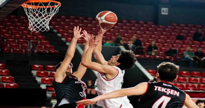 Pınar Karşıyaka'nın gençleri evinde galip