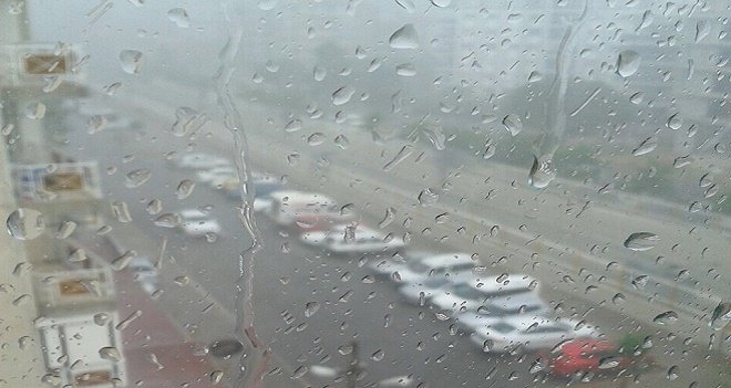 10 dakikalık yağmur yaşamı durdurdu...