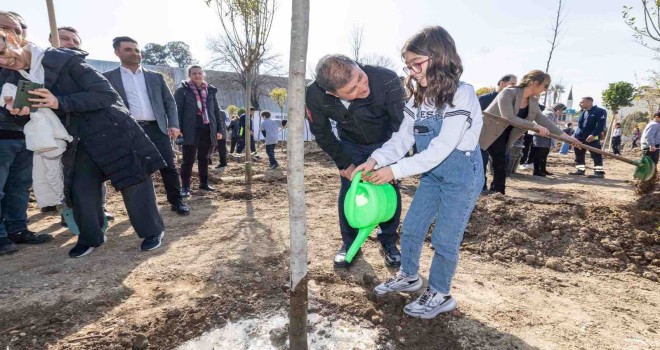 Çocukların elleriyle yeşile döndü...