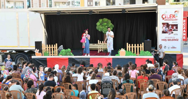 Çiğli Belediyesi Tiyatro Tırı mahalle turuna çıktı