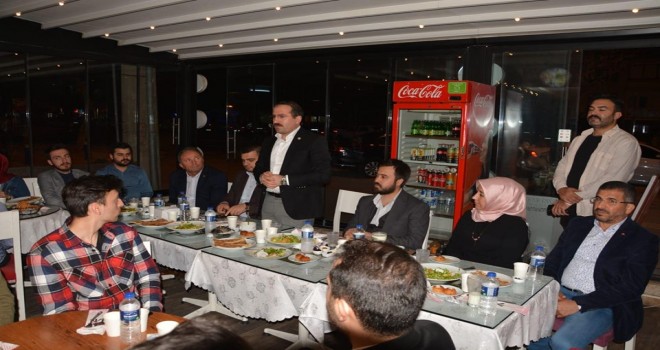 AK Partili Kırkpınar, Karşıyaka Gençlik Kolları Başkanlığı iftarına katıldı