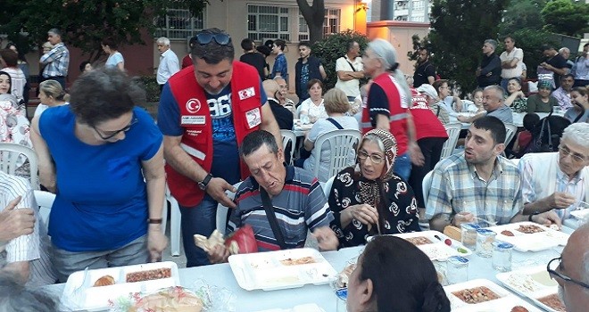 Türk Kızılay Karşıyaka Şubesi'ne büyük övgü...