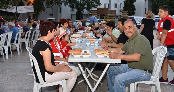 12 Bin Kişi 150 Yıllık Merhamet Çınarı’nın Altında İftar Açtı