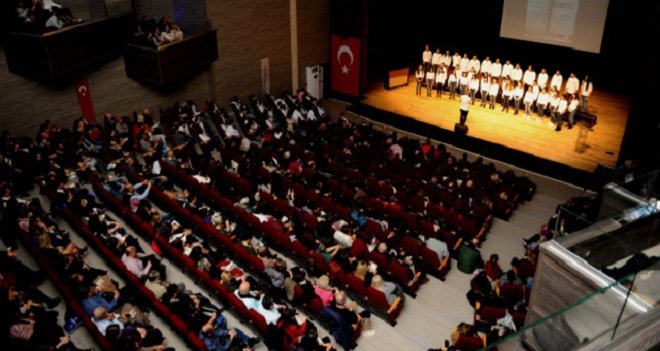 12 Koro aynı anda sahne aldı…