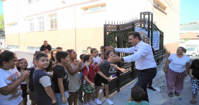 Dikili Belediyesi’nden minik öğrencilere eğitim seti desteği