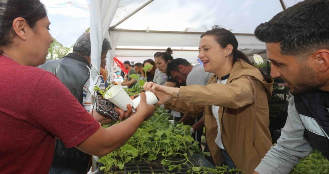 Efes Selçuk Belediyesi, atalık tohumlardan ürettiği fideleri dağıttı