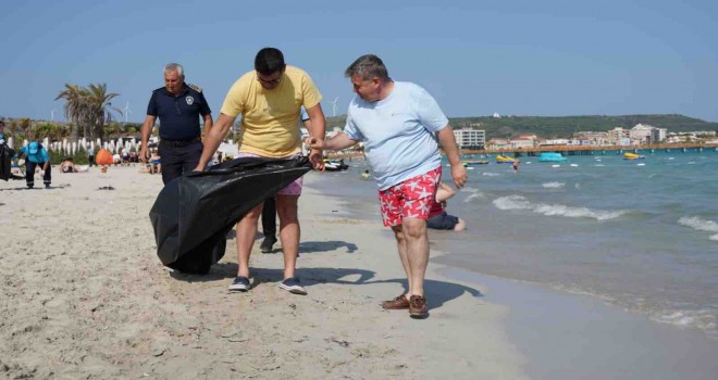 Başkan Oran Ilıca Plajı’nda çöp topladı