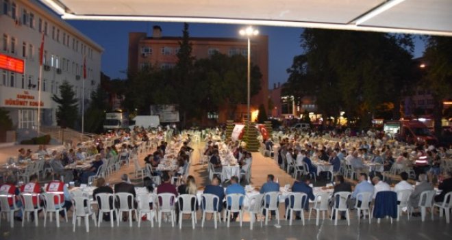 149 yıllık Merhamet Çınarı'nın altında iftar yapıldı