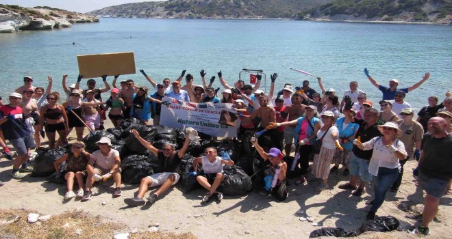 Avrupalı gençlerden gönüllülerle Foça'da çevre temizliği