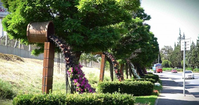 İzmir yazlık çiçeklerle donatıldı