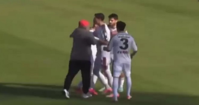 Mustafa Reşit Akçay sahaya girip oyuncusuyla tartışma olayını anlattı