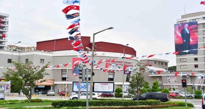 Narlıdere’nin caddeleri bayraklarla süslendi